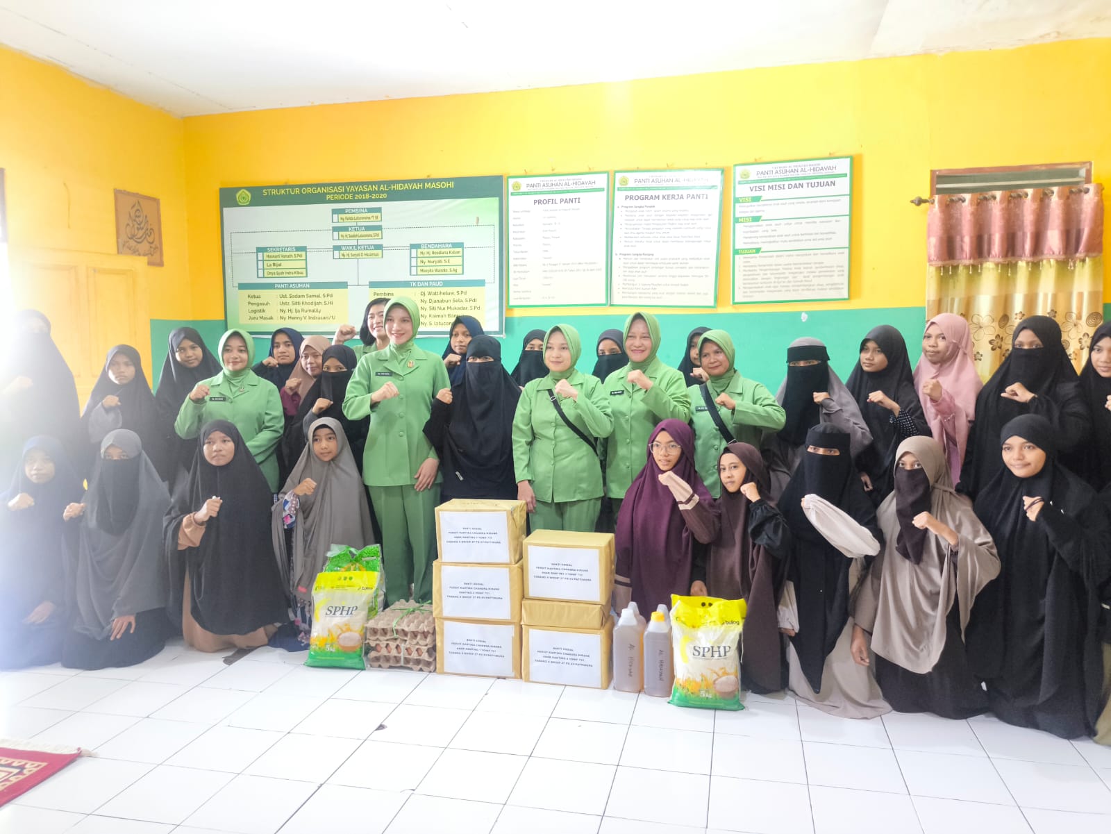 berbagi sembako kepada panti asuhan Al-Hidayah Masohi